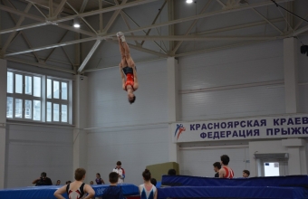 В Красноярске стартовали окружные соревнования по прыжкам на батуте