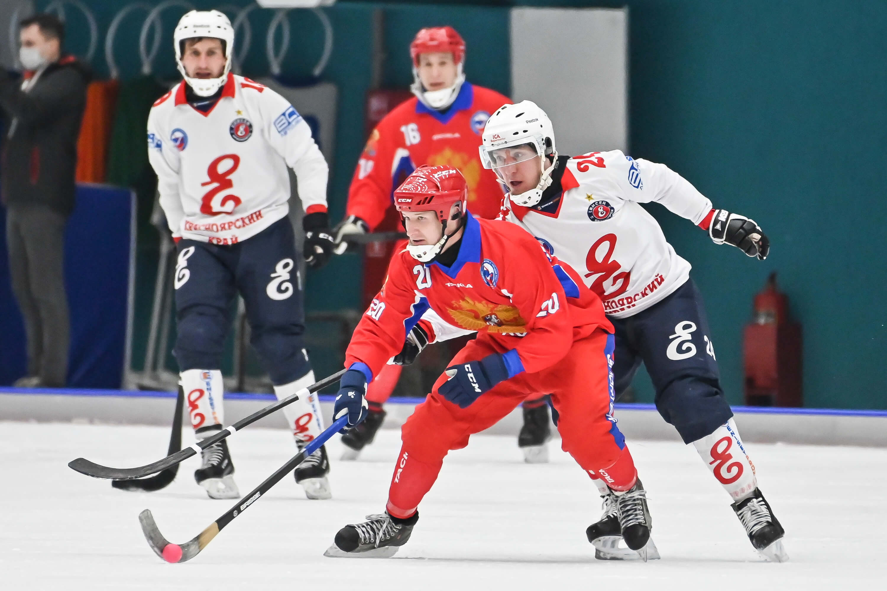 Хоккей с мячом счет сегодня. Bandy хоккей с мячом. БЕНДИ игра хоккей. Хоккеист БЕНДИ. Рик БЕНДИ хоккей с мячом.