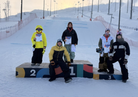 На трассах красноярской «Сопки» проходят чемпионат и первенство Сибири по сноуборду. Спортсмены соревнуются в сноуборд-кроссе, слоуп-стайле, биг-эйре, параллельном слаломе и параллельном слалом&hellip;