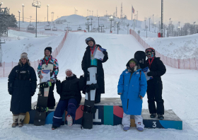 На трассах красноярской «Сопки» проходят чемпионат и первенство Сибири по сноуборду. Спортсмены соревнуются в сноуборд-кроссе, слоуп-стайле, биг-эйре, параллельном слаломе и параллельном слалом&hellip;