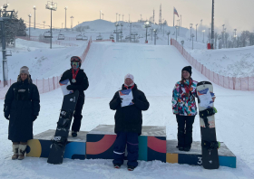 На трассах красноярской «Сопки» проходят чемпионат и первенство Сибири по сноуборду. Спортсмены соревнуются в сноуборд-кроссе, слоуп-стайле, биг-эйре, параллельном слаломе и параллельном слалом&hellip;