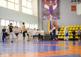 В преддверии Кубка Ивана Ярыгина для школьников проходят мастер-классы по вольной борьбе