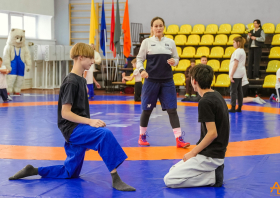 В преддверии Кубка Ивана Ярыгина для школьников проходят мастер-классы по вольной борьбе