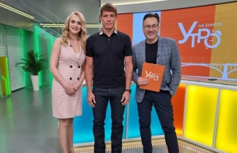 Александр Сёмин побывал на телеканале «Енисей», где оставил автограф на билетах для болельщиков